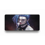Tapis de souris Jinx  Libérez la Puissance d'Arcane sur votre Bureau, portrait haut en couleur de Jinx.