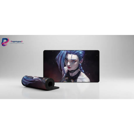 Tapis de souris Jinx  Libérez la Puissance d'Arcane sur votre Bureau avec un portrait haute définition de Jinx.