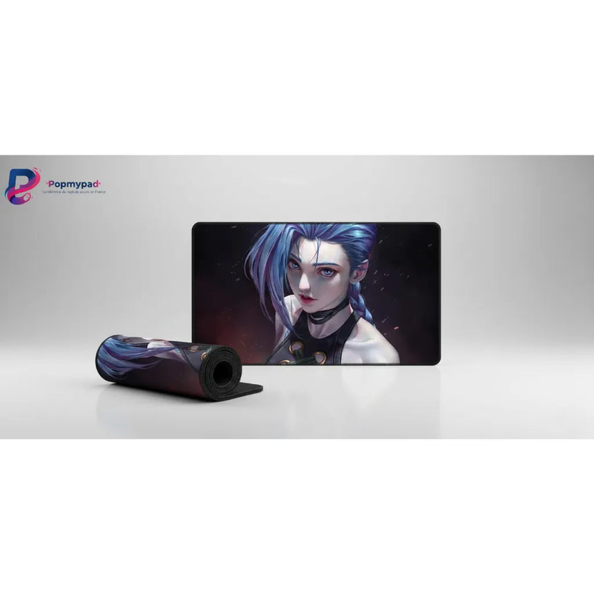 Tapis de souris Jinx  Libérez la Puissance d'Arcane sur votre Bureau avec un portrait haute définition de Jinx.