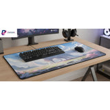 Tapis de souris Kitsune Onirique – Sérénité & Design Japonais Pastel sur un bureau avec un clavier et une souris.