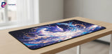 Tapis de souris Renard Astral - Design Cosmique & Zen sur une table moderne avec une conception colorée.