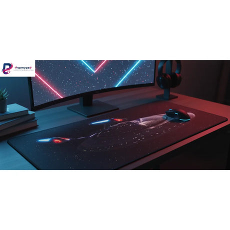 Tapis de souris Star Trek - Édition USS Enterprise-E | Design Galactique Premium sur un bureau avec un moniteur.