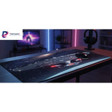 Tapis de souris Star Trek - Édition USS Enterprise Deskmat Gaming sur un bureau avec un fond stellaire.