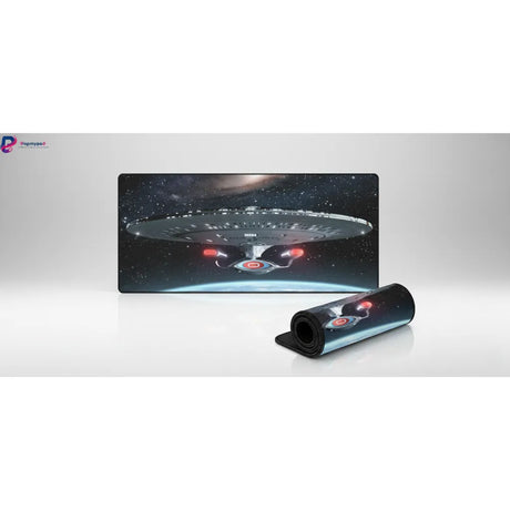 Tapis de souris Star Trek - Édition USS Enterprise Deskmat Gaming avec l'USS Enterprise-D dans l'espace.