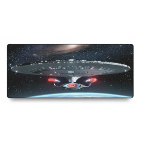 Tapis de souris Star Trek - Édition USS Enterprise Deskmat Gaming avec l'USS Enterprise-D dans l'espace.