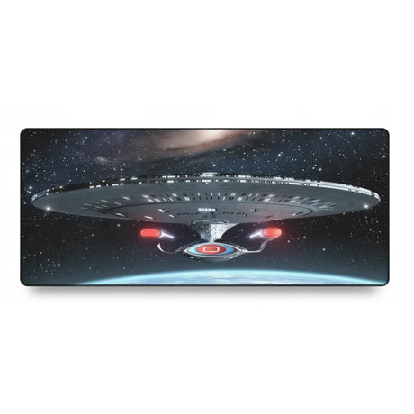 Tapis de souris Star Trek - Édition USS Enterprise Deskmat Gaming avec l'USS Enterprise-D dans l'espace.