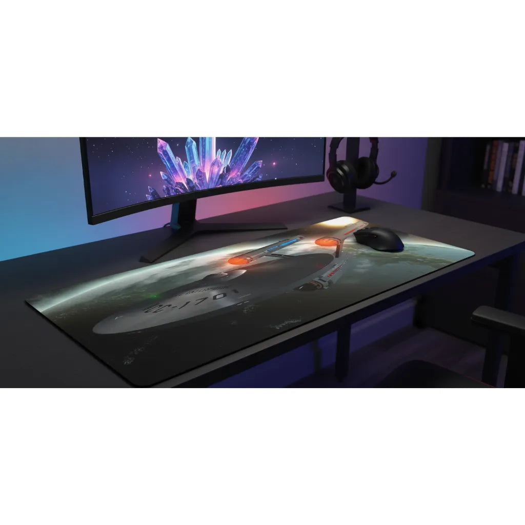 Tapis de souris Star Trek - Édition USS Enterprise NCC-1701 - XXL Deskmat sur un bureau avec un écran et des écouteurs.