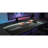 Tapis de souris Star Trek - Édition USS Enterprise NCC-1701 - XXL Deskmat sur un bureau avec un écran et des écouteurs.