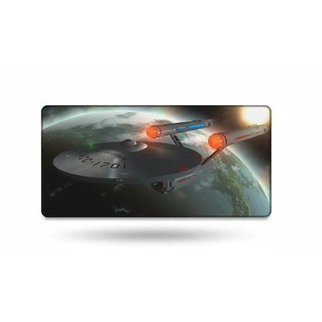 Tapis de souris Star Trek - Édition USS Enterprise NCC-1701 - XXL Deskmat avec l'USS Enterprise en orbite autour de la Terre.