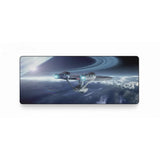 Tapis de souris Star Trek : L’Odyssée de l’USS Enterprise avec l'USS Enterprise dans l'espace et des planètes majestueuses.