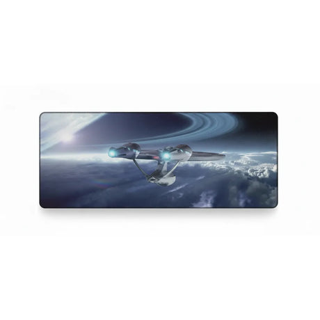 Tapis de souris Star Trek : L’Odyssée de l’USS Enterprise avec l'USS Enterprise dans l'espace et des planètes majestueuses.