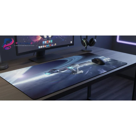 Tapis de souris Star Trek : L’Odyssée de l’USS Enterprise sur un bureau avec un écran et des écouteurs.