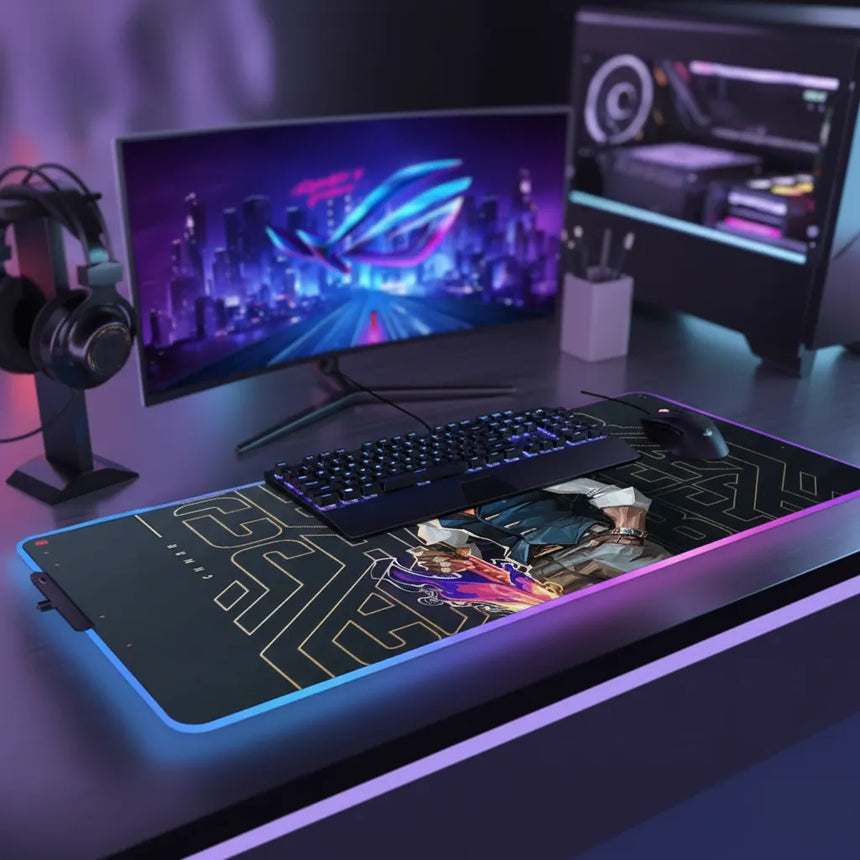 Tapis de souris Valorant - Édition Chamber - XXL RGB & Précision Ultime sur un bureau gaming moderne.