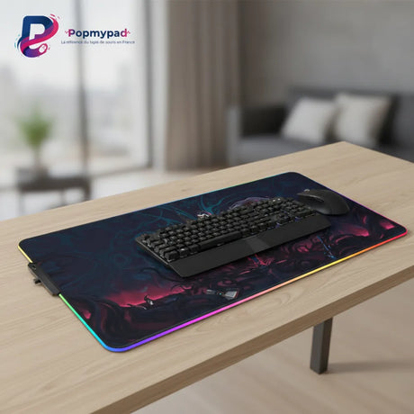 Tapis de Souris Gamer VALORANT – XL RVB & Design Épique sur un bureau avec clavier et souris.