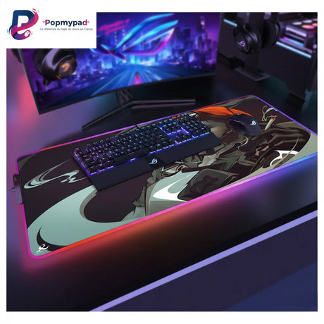 Tapis de souris Valorant Brimstone RGB – Précision Tactique et Glisse Ultime avec éclairage RGB dans un bureau de jeu.