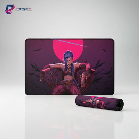 Tapis de souris XXL Jinx - Édition Limitée Arcane (League of Legends) avec portrait vibrant de Jinx sur fond rose.
