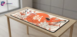 Tapis de souris XXL Renard Japonais - Design Kitsune & Zen Orange sur un bureau en bois avec motifs japonais.
