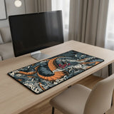 Tapis de Souris XXL Dragon Japonais – Édition Phoenix Orange & Noir sur un bureau moderne avec un ordinateur.